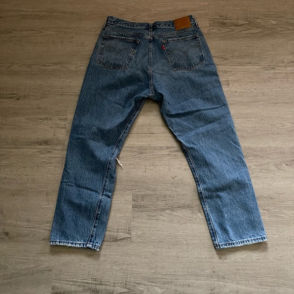 NWOT women’s Levi’s 501 distressed medium wash jeans size w32 L 28 - Picture 2 of 2